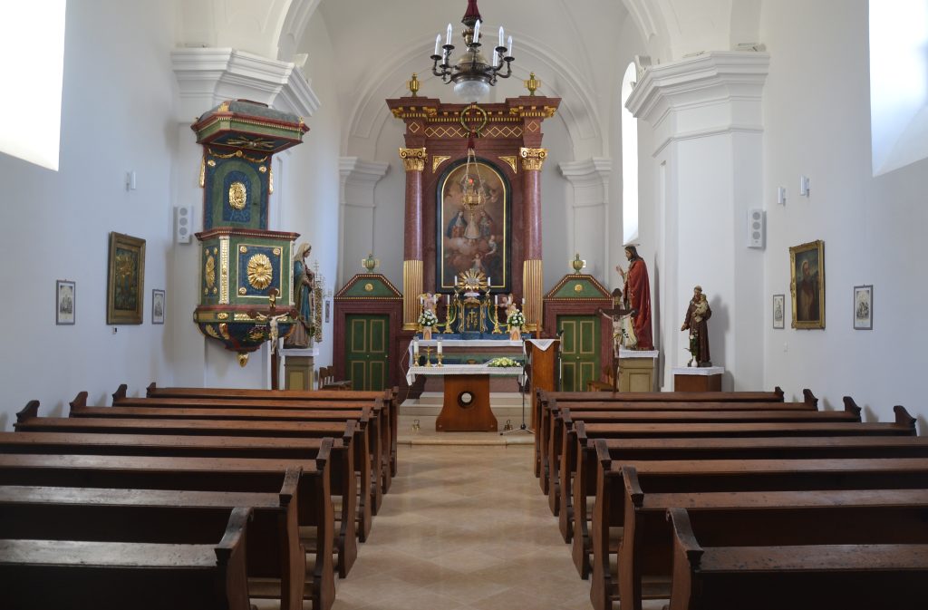 A bándi Szent Anna-templom belső tere